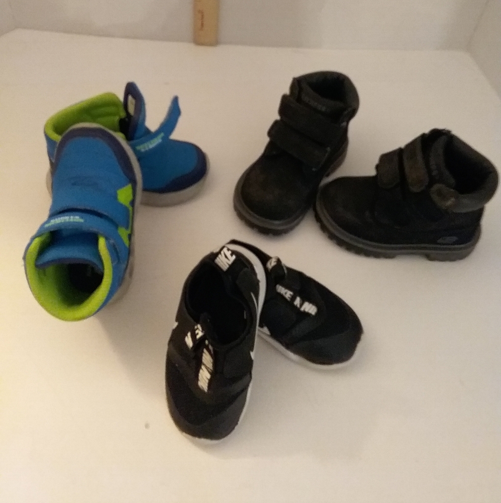 Bundle 3 pairs Baby Boy Shoes sz 5 & 6 Nike & sketchers (light up) like new
